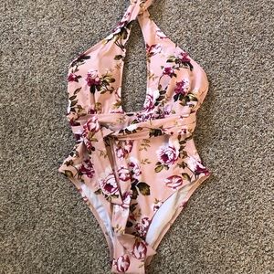 NWT CUPSHE one piece swim suit size M.